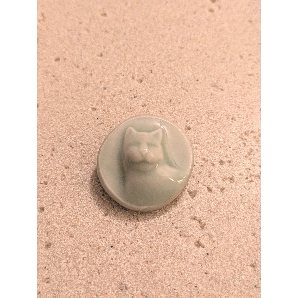 Matthews Ceramic Cat Brooch Light Blue Round Novelty Artisan Pin Handmade 1"‎